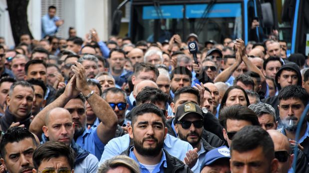Multitudinario el velorio del colectivero César Roldán este lunes en la ciudad de Rosario.