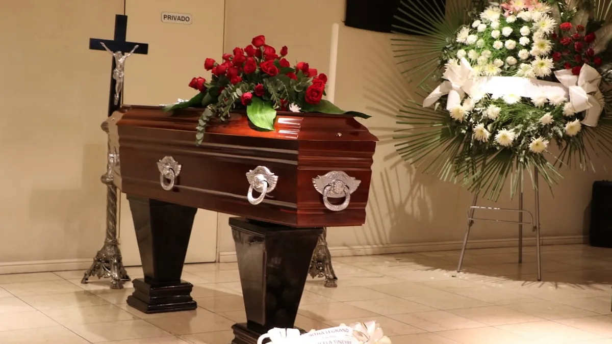 El artista hab&iacute;a pedido que no hubiese flores en su despedida, pero algunas personalidades acercaron flores a modo de ofrenda y gesto de cari&ntilde;o, como Mirtha Legrand.&nbsp;