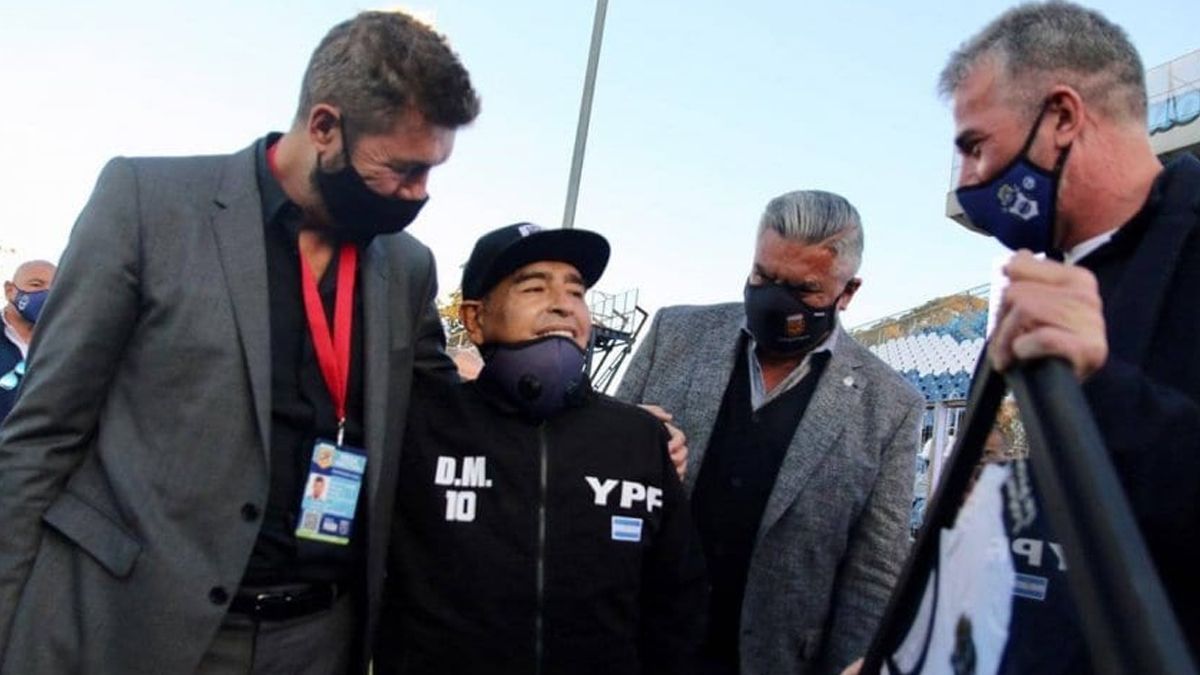 Homenaje y festejos por el cumpleaños número 60 de Diego Armando Maradona en la previa del partido entre Gimnasia y Esgrima frente a Patronato.