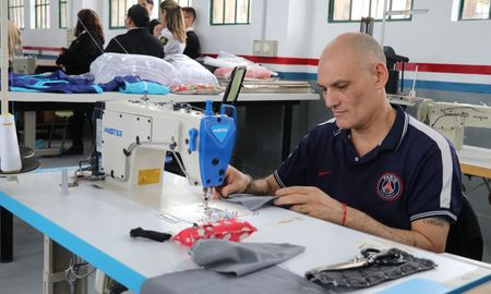 A través de talleres se brindan herramientas a internas e internos alojados en las distintas unidades penitenciarias de la provincia de Santa Fe, mejorando así sus posibilidades de reinserción laboral y social. A través de talleres se brindan herramientas a internas e internos alojados en las distintas unidades penitenciarias de la provincia de Santa Fe, mejorando así sus posibilidades de reinserción laboral y social.