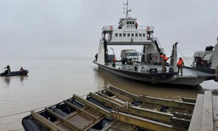 En la capital santafesina, el Batallón de Ingenieros 601 construyó una compuerta con material de puente M4T6 para ser empleada en las operaciones de franqueo sobre el río Paraná. En la capital santafesina, el Batallón de Ingenieros 601 construyó una compuerta con material de puente M4T6 para ser empleada en las operaciones de franqueo sobre el río Paraná.