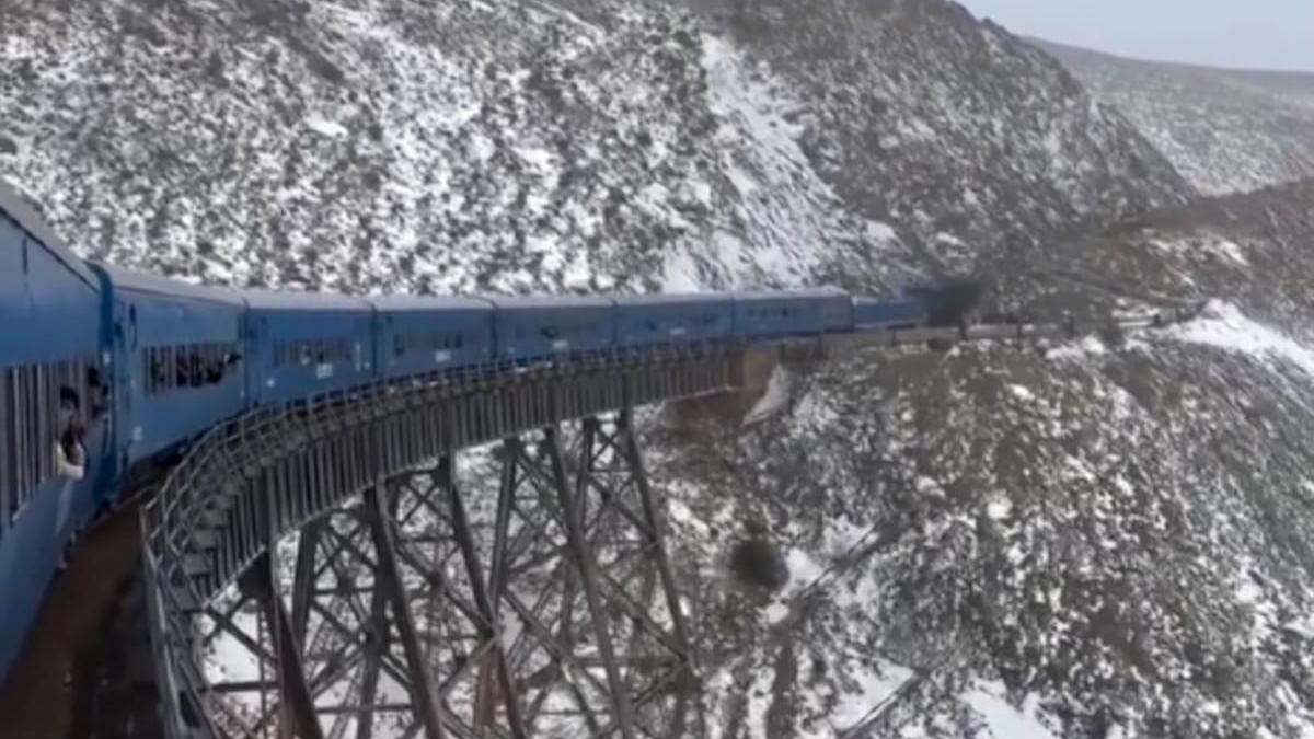 Salta: el Tren a las Nubes se tiñó de blanco con una copiosa nevada. Salta: el Tren a las Nubes se tiñó de blanco con una copiosa nevada.