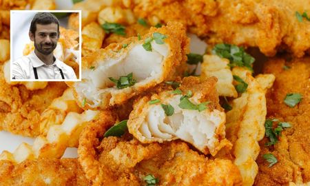 Enrique Sánchez, chef: El pescado frito no se sala antes de freír, sino que se le agrega a la masa. Enrique Sánchez, chef: El pescado frito no se sala antes de freír, sino que se le agrega a la masa.