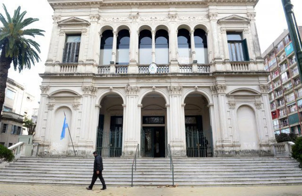 El Tribunal Colegiado de la Familia Nº5 estableció que el padre de dos niños de 9 y 12 años deberá incluir en la cuota alimentaria los gastos adicionales por la inseguridad en Rosario. El Tribunal Colegiado de la Familia Nº5 estableció que el padre de dos niños de 9 y 12 años deberá incluir en la cuota alimentaria los gastos adicionales por la inseguridad en Rosario.
