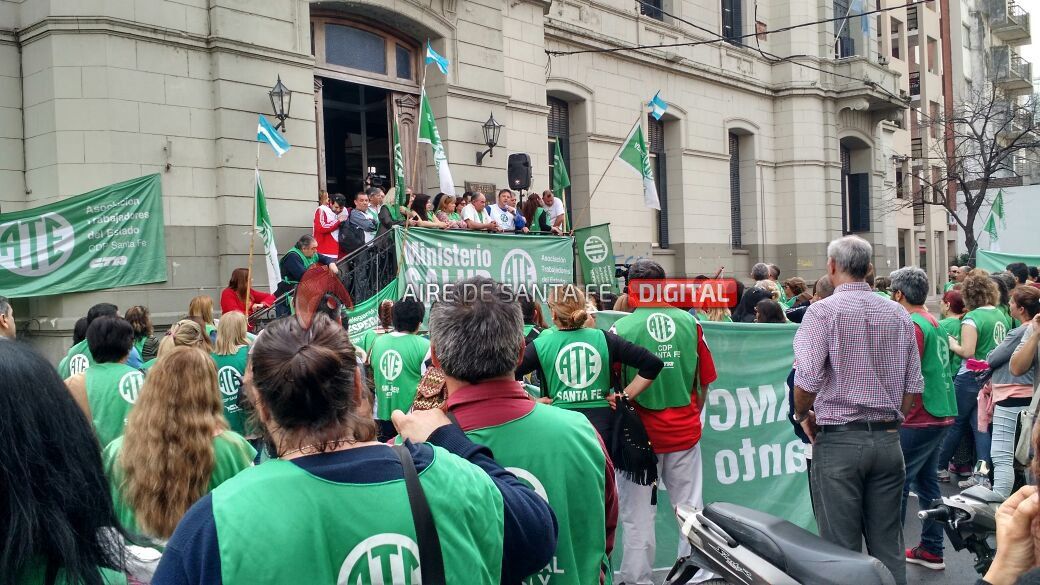 Trabajadores de la provincia se manifiestan frente al Ministerio de Salud