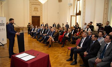 El gobernador Maximiliano Pullaro encabezó en Rosario la firma del acta constitutiva de la Mesa Permanente de Trabajo, Empleo y Seguridad Social de la Región Centro. El gobernador Maximiliano Pullaro encabezó en Rosario la firma del acta constitutiva de la Mesa Permanente de Trabajo, Empleo y Seguridad Social de la Región Centro.