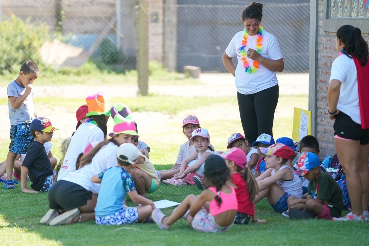 Más de 35 mil niños y adolescentes de entre 4 y 14 años disfrutarán de propuestas que combinan educación, deporte, recreación y cultura y que lleva adelante el Gobierno de Santa Fe en 240 sedes de 219 localidades. Más de 35 mil niños y adolescentes de entre 4 y 14 años disfrutarán de propuestas que combinan educación, deporte, recreación y cultura y que lleva adelante el Gobierno de Santa Fe en 240 sedes de 219 localidades.