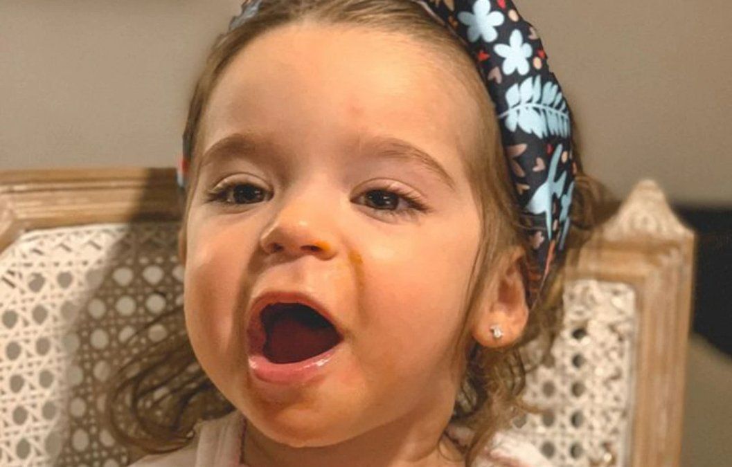 La hija de Eugenina Tobal posó con un turbante de flores en la cabeza