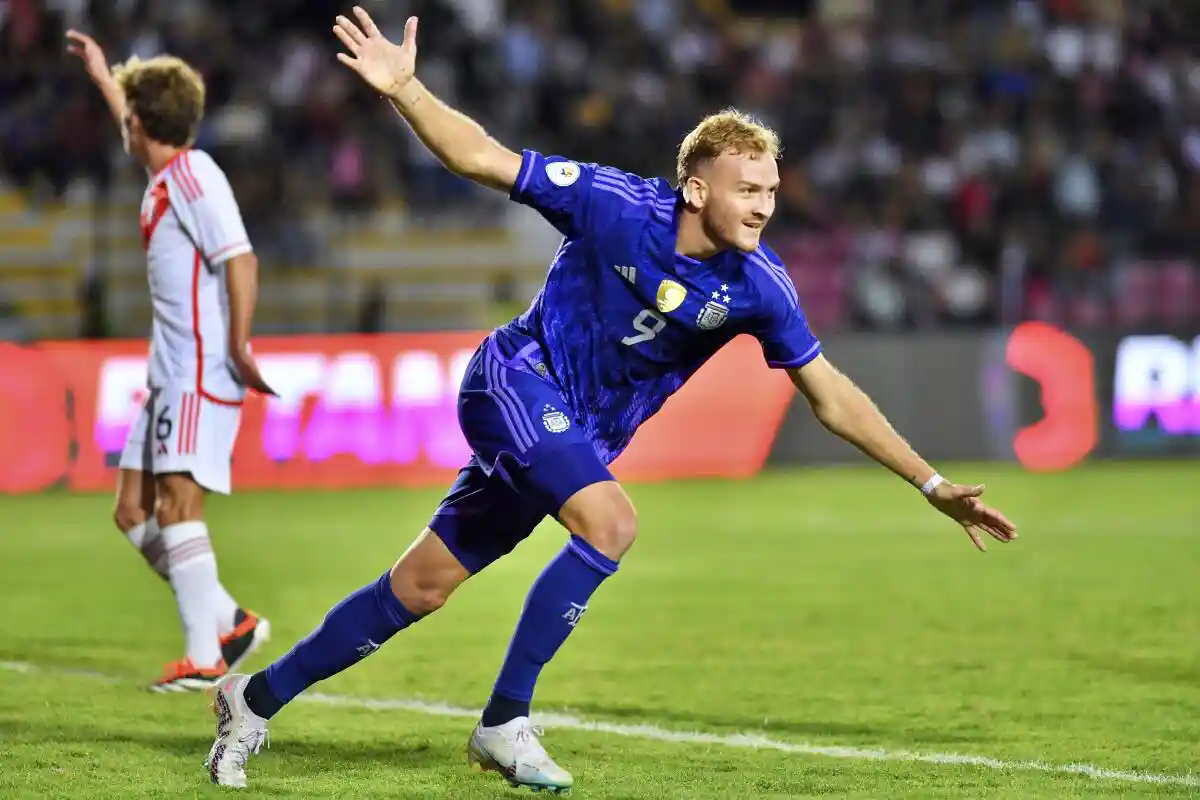 Luciano Gondou, delantero de Argentinos Juniors, está en París con la Selección Argentina comandada por Mascherano. Luciano Gondou, delantero de Argentinos Juniors, está en París con la Selección Argentina comandada por Mascherano.
