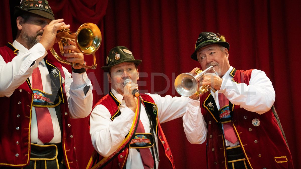 Los músicos de la Zillertal Orchester ensayan su versión de una polka tradicional alemana para las cámaras de AIRE.