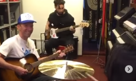 Chris Martin de Coldplay fue a comprar una guitarra, cantó con los vendedores y hasta les regaló entradas. Chris Martin de Coldplay fue a comprar una guitarra, cantó con los vendedores y hasta les regaló entradas.
