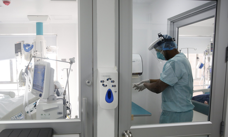 Despidieron a un trabajador de la salud por echar a perder de manera intencional 570 dosis de la vacuna contra el covid en Estados Unidos Despidieron a un trabajador de la salud por echar a perder de manera intencional 570 dosis de la vacuna contra el covid en Estados Unidos