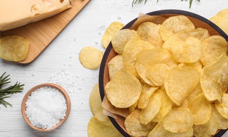 Cómo hacer papitas fritas al estilo Lays en el microondas. Cómo hacer papitas fritas al estilo Lays en el microondas.