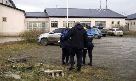 Según indicó la Policía, empleados del colegio arrojaron baldes de agua y se habría ido por el desagüe. Según indicó la Policía, empleados del colegio arrojaron baldes de agua y se habría ido por el desagüe.