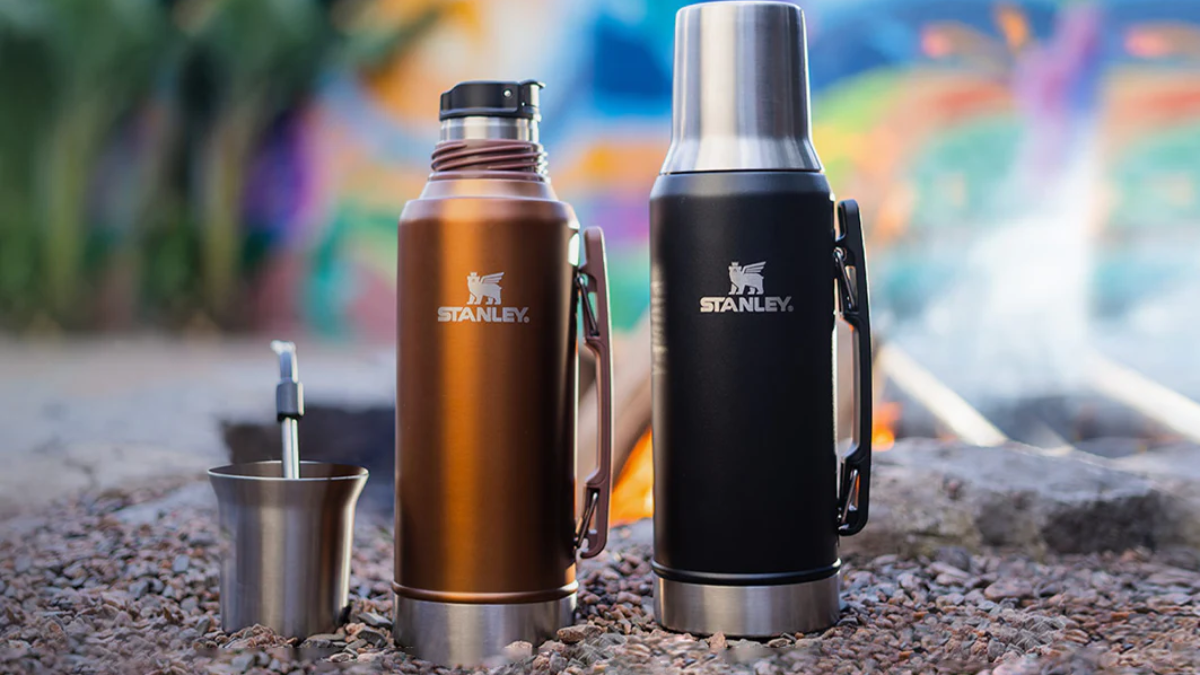 Enterate cuáles son los precios actuales de los termos y mates marca Stanley este 2024.