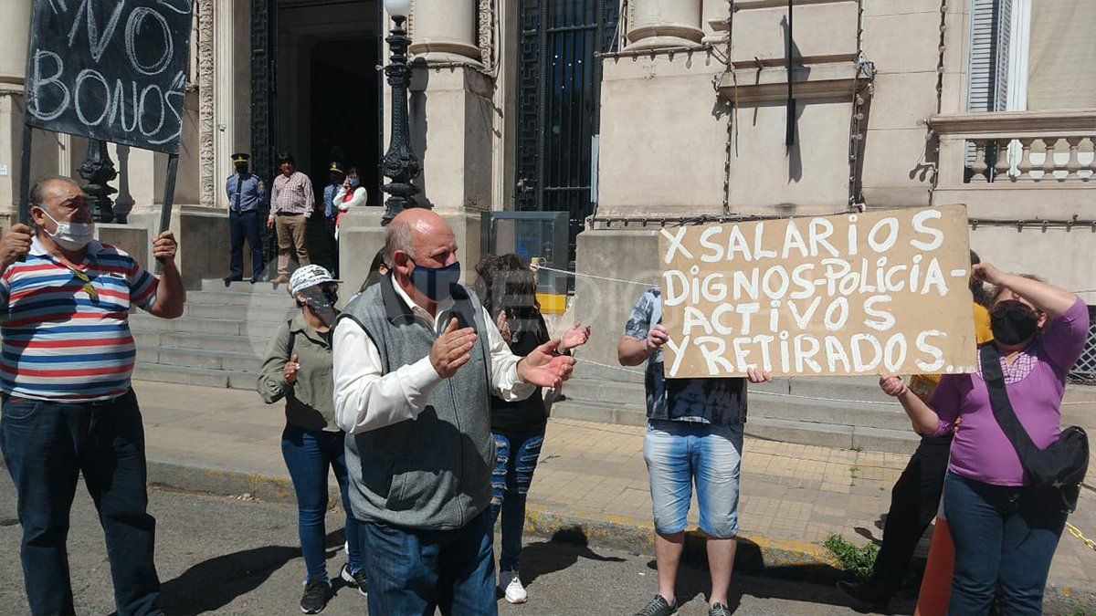 Manifestantes frente al Ministerio de Seguridad de Santa Fe.