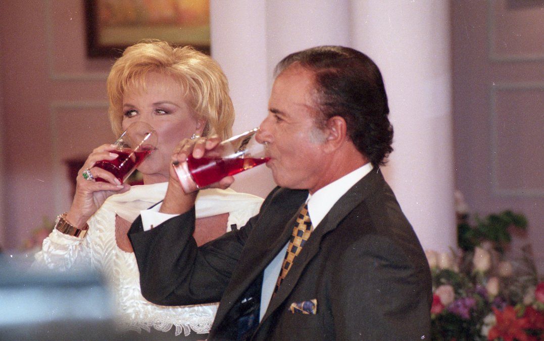Menem también era un invitado habitual a la mesa de la diva Mirtha Legrand.