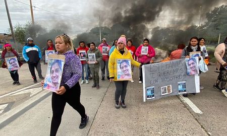 Familiares, amigos y vecinos de Mónica Aquino cortan el tránsito en Circunvalación a la altura de barrio Varadero Sarsotti. Familiares, amigos y vecinos de Mónica Aquino cortan el tránsito en Circunvalación a la altura de barrio Varadero Sarsotti.