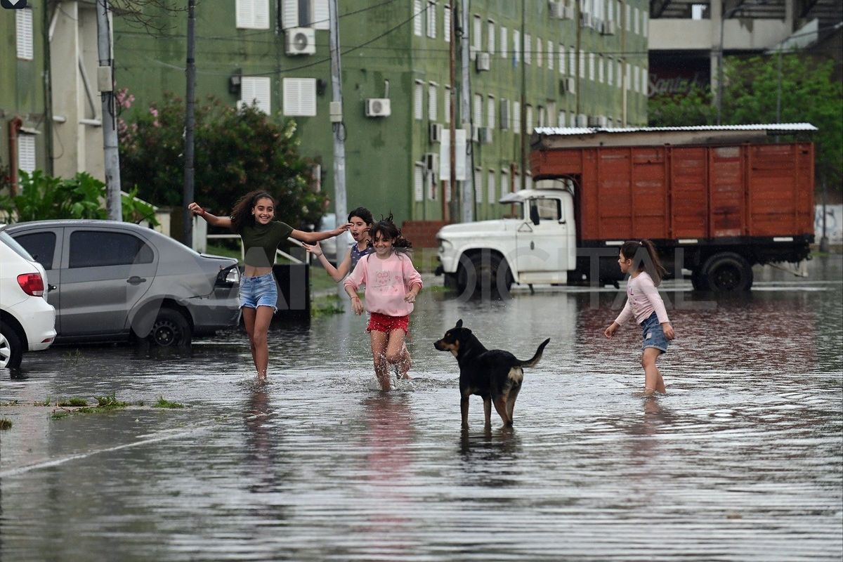 El agua provocó el anegamiento en varias calles de la ciudad de Santa Fe. El agua provocó el anegamiento en varias calles de la ciudad de Santa Fe.