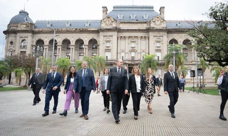 El gobernador encabezó los festejos provinciales en la ciudad de Santa Fe por la conmemoración de la conformación de la Primera Junta de Gobierno. El gobernador encabezó los festejos provinciales en la ciudad de Santa Fe por la conmemoración de la conformación de la Primera Junta de Gobierno.