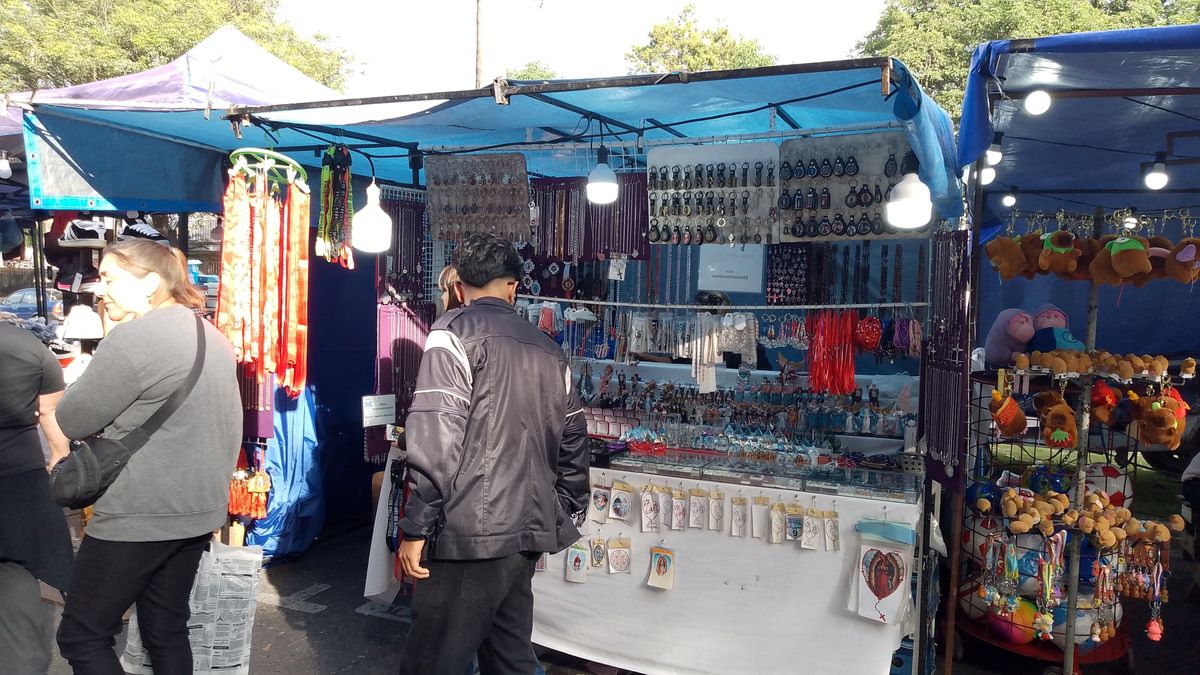 Los fieles pueden comprar recuerdos, imágenes religiosas y artesanías. Los fieles pueden comprar recuerdos, imágenes religiosas y artesanías.