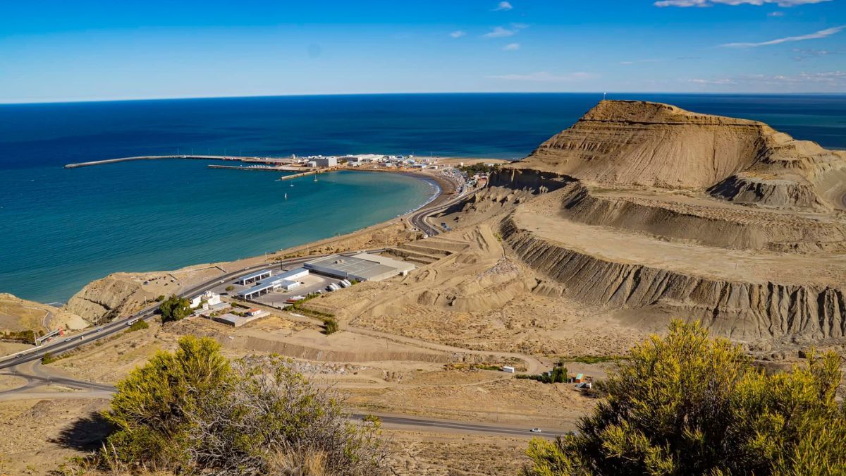 El Faro San Jorge, inaugurado en 1925, se mantiene como un símbolo de la soberanía argentina en el Atlántico Sur y marca el inicio de las rutas de senderismo costero más importantes de la ciudad.