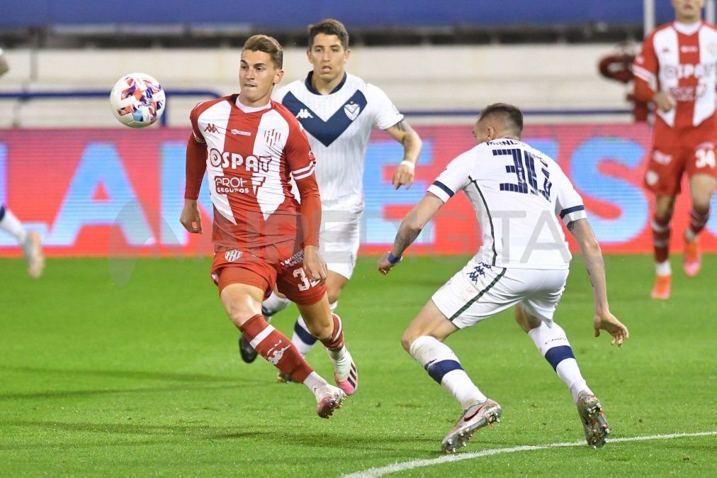 Marco Borgnino volvió a ser titular, para jugar por detrás de Nicolás Cordero.