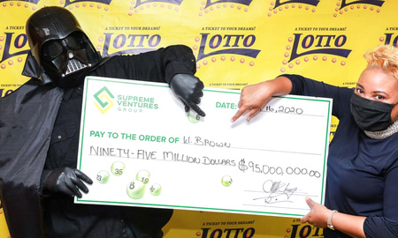 Ganó U$S 95 millones en la lotería y fue a recibir el cheque disfrazado de Darth Vader para ocultar su identidad Ganó U$S 95 millones en la lotería y fue a recibir el cheque disfrazado de Darth Vader para ocultar su identidad