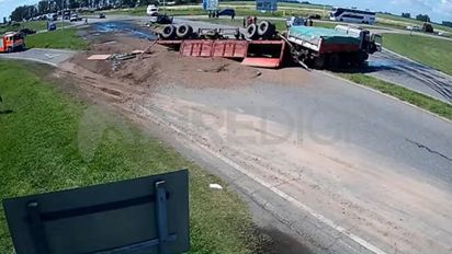 Accidente en Arrufó: un camión volcó tras chocar contra un auto en el cruce de la Ruta Nacional 34 y la Provincial 39