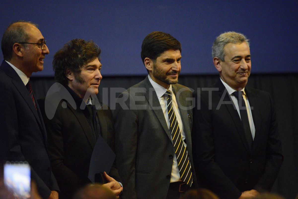 Javier Milei junto a Maximiliano Pullaro y Pablo Javkin. Javier Milei junto a Maximiliano Pullaro y Pablo Javkin.