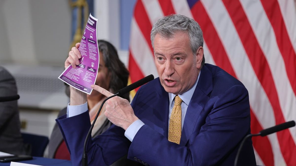 “La gente se ha vacunado en cifras extraordinarias: 6,3 millones de dosis hasta la fecha. Estamos haciendo esfuerzos para llegar a la gente en las bases”, dijo Bill de Blasio.