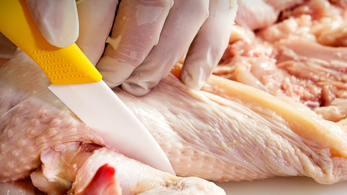 Deshuesar un pollo en 4 pasos: la técnica fácil y los mejores consejos para que quede perfecto