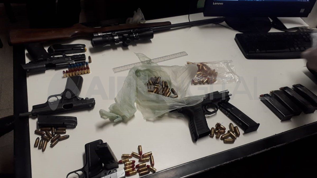 Armados hasta los dientes. El arsenal que fue secuestrado por los agentes policiales.&nbsp;