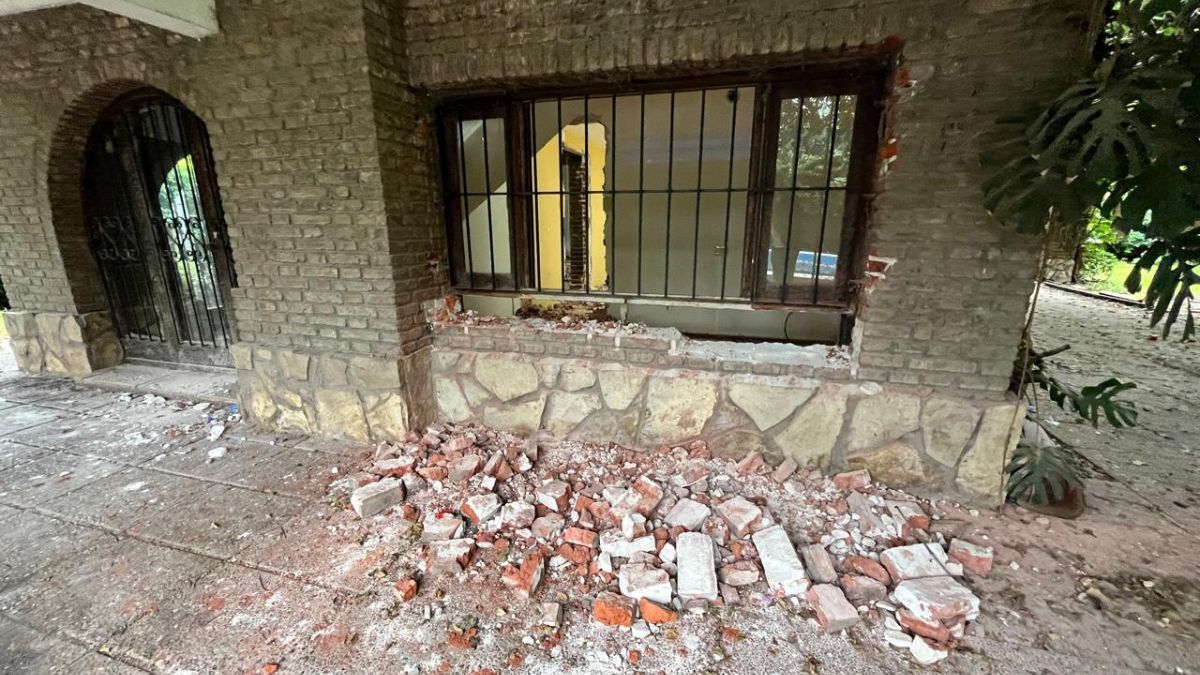 La vivienda ubicada en avenida 7 de Marzo y Mitre es demolida para dar paso a la nueva traza vial que conectar&aacute; Santo Tom&eacute; con Santa Fe.