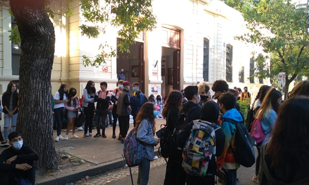 La Plata: adolescentes se enfrentaron a golpes en la puerta de un colegio y uno de ellos resultó herido La Plata: adolescentes se enfrentaron a golpes en la puerta de un colegio y uno de ellos resultó herido