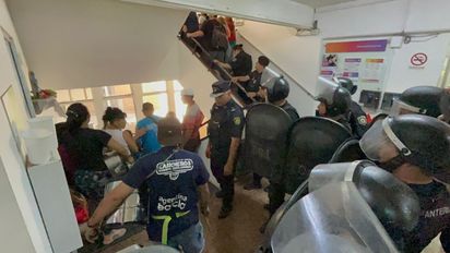 Santa Fe: militantes de organizaciones sociales ingresaron al Ministerio de Desarrollo Humano y los desalojó la Infantería