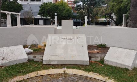 Los hechos vandálicos en los espacios verdes de la ciudad no cesan. Esta vez se llevaron las placas de la plaza Constituyentes. Los hechos vandálicos en los espacios verdes de la ciudad no cesan. Esta vez se llevaron las placas de la plaza Constituyentes.