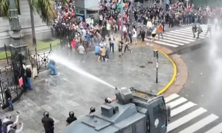 Manifestantes y efectivos policiales protagonizaron este miércoles por la tarde fuertes enfrentamientos durante la protesta de los jubilados. Manifestantes y efectivos policiales protagonizaron este miércoles por la tarde fuertes enfrentamientos durante la protesta de los jubilados.