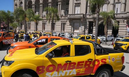 El Gobierno de la Provincia de Santa Fe presentó este martes una flota de 22 camionetas que serán incorporadas a tareas operativas de cuidado ambiental y respuesta a emergencias. El Gobierno de la Provincia de Santa Fe presentó este martes una flota de 22 camionetas que serán incorporadas a tareas operativas de cuidado ambiental y respuesta a emergencias.