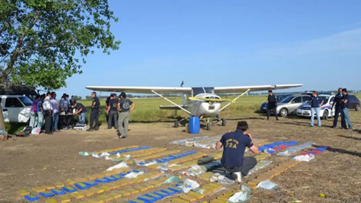 La avioneta arrojó cuatro bultos de grandes dimensiones con un total de 132 kilos de cocaína proveniente de Bolivia. 