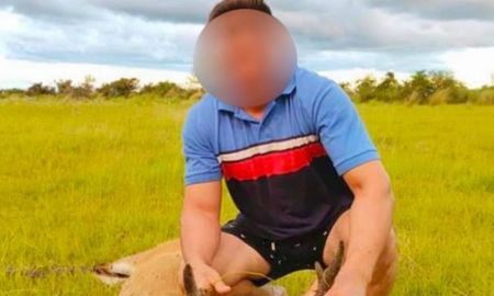 El cazador publicó la foto en sus redes sociales exhibiendo al animal muerto como trofeo. El cazador publicó la foto en sus redes sociales exhibiendo al animal muerto como trofeo.