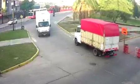 Los conductores que quieren llegar a Santo Tomé se encuentran con el corte de tránsito en la rotonda de Colón. Los conductores que quieren llegar a Santo Tomé se encuentran con el corte de tránsito en la rotonda de Colón.