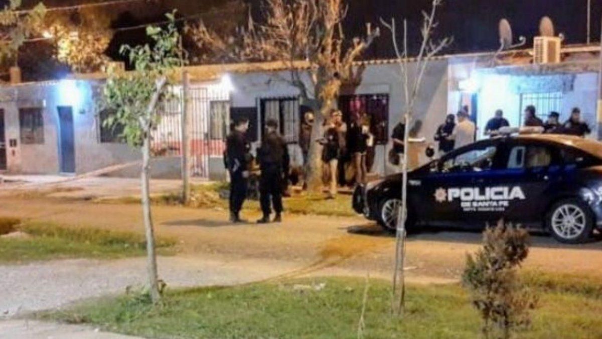 La escena del crimen de Maximiliano Guillermo Romero, de 26 años, en la barriada de Vía Honda. 