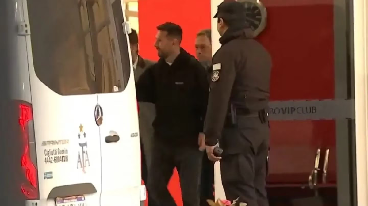 Lionel Messi llegó al país: las primeras imágenes del capitán de la Selección en suelo argentino. Lionel Messi llegó al país: las primeras imágenes del capitán de la Selección en suelo argentino.