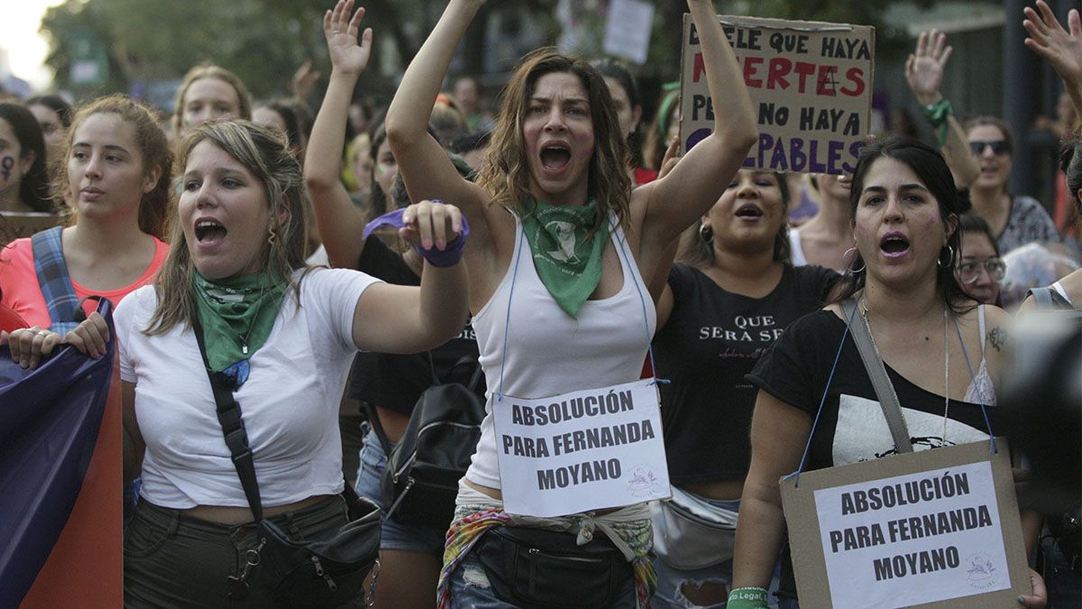 Pañuelazo por el 8M: multitudinaria marcha de mujeres en el Congreso