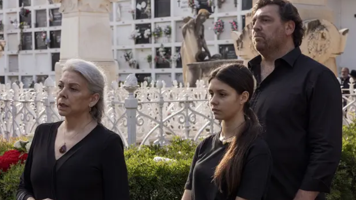 Dos tumbas tiene un atractivo especial, ya que supone la primera obra audiovisual públicamente escrita por Carmen Mola. Dos tumbas tiene un atractivo especial, ya que supone la primera obra audiovisual públicamente escrita por Carmen Mola.