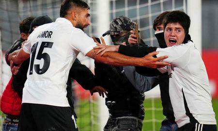 Tragedia en Colo Colo vs Fortaleza: dos muertos e invasión de barras al campo de juego Tragedia en Colo Colo vs Fortaleza: dos muertos e invasión de barras al campo de juego