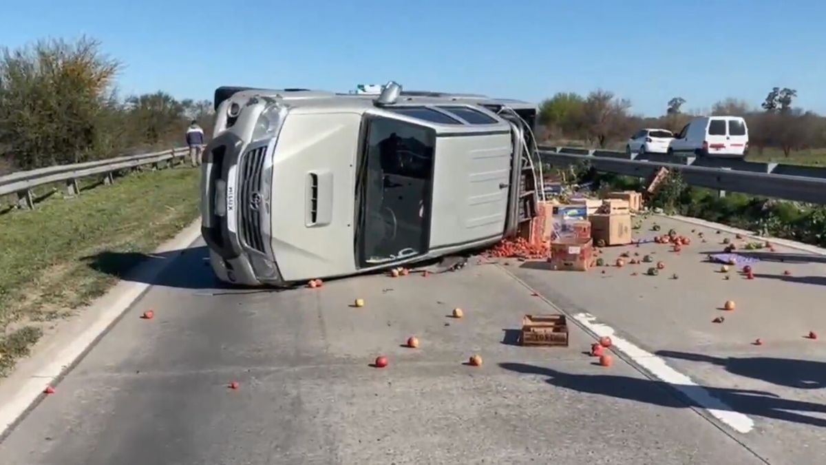 El vuelco de una camioneta en la Circunvalación Oeste de Santa Fe provocó un corte total en el tránsito hacia Recreo.