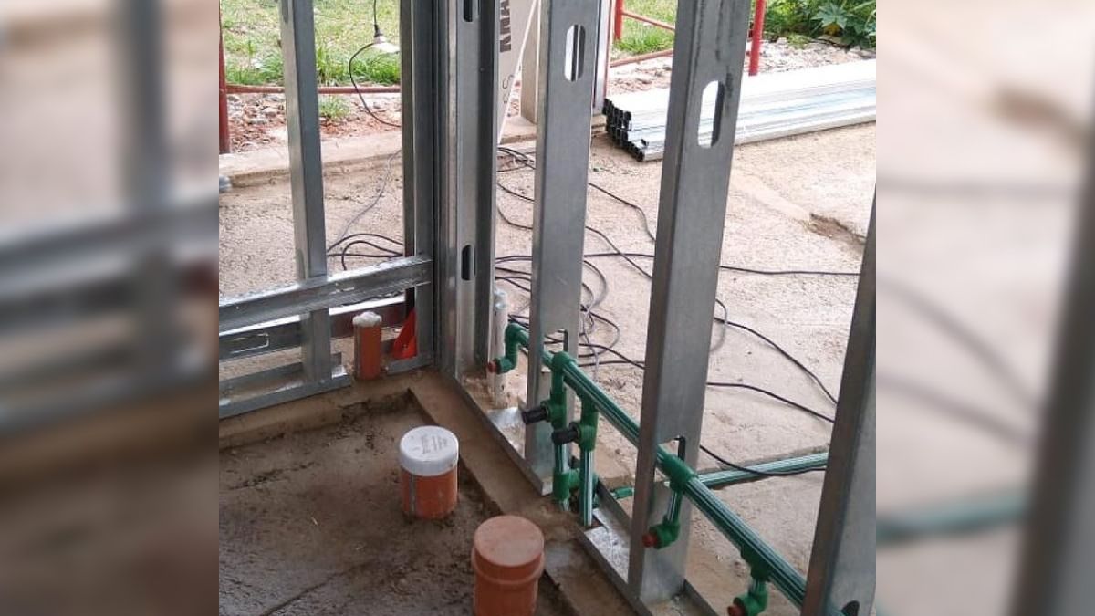 La estructura está firmemente agarrada a la platea de fundación por medio de anclajes químicos y mecánicos.