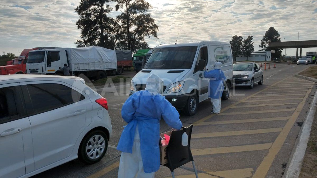 Agentes sanitarios realizan controles en el ingreso a Santa Fe desde Paran&aacute;.